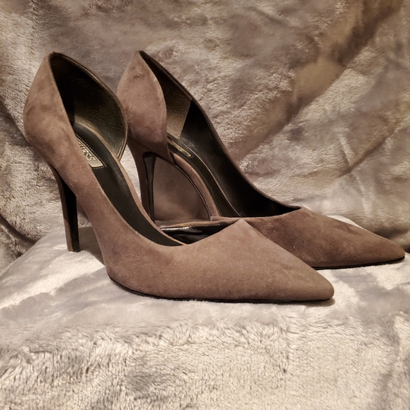 Grey Guess Suade Pumps 📦 - Picture 1 of 6